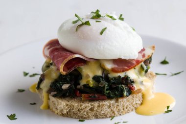 rustik yumurta benedict