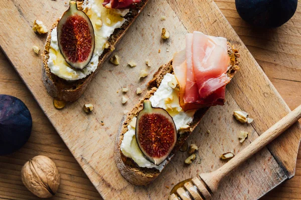 Rustic figs bruschetta — стоковое фото