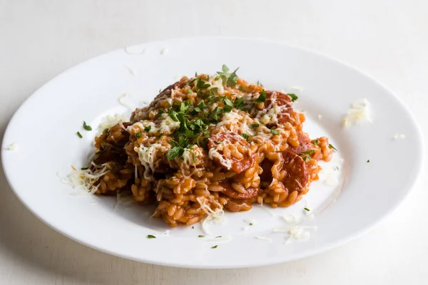 Risoto de chouriço com tomate — Fotografia de Stock