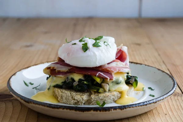 rustik yumurta benedict