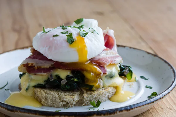 rustik yumurta benedict