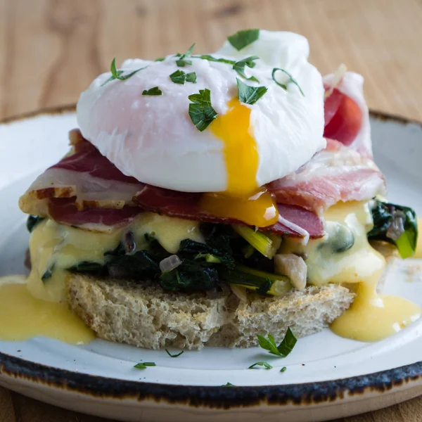 rustik yumurta benedict