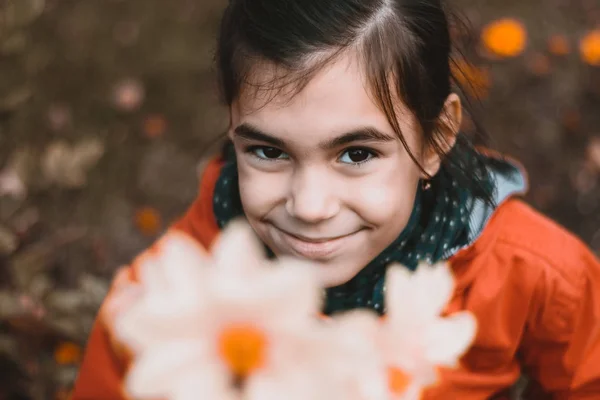 Küçük kız kentsel portre — Stok fotoğraf