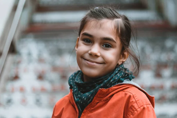 Μικρό κορίτσι αστική προσωπογραφία — Φωτογραφία Αρχείου