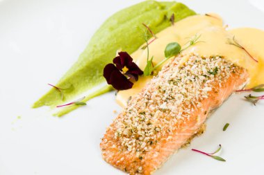 Somon patates püresi ile