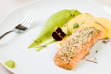 Somon patates püresi ile