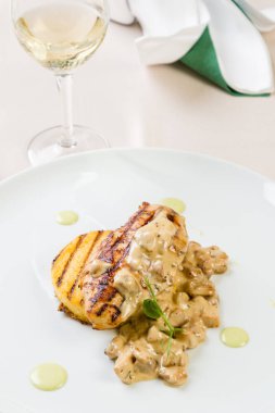 ızgara polenta ile tavuk göğsü