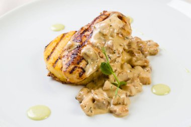 ızgara polenta ile tavuk göğsü