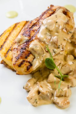 ızgara polenta ile tavuk göğsü