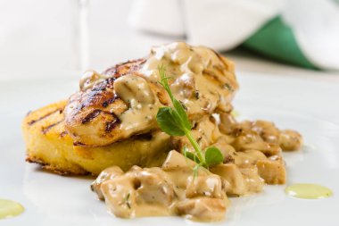 ızgara polenta ile tavuk göğsü