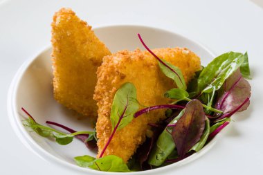 Kızarmış peynir salatası ile