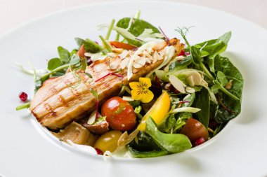 tavuk göğsü salatası