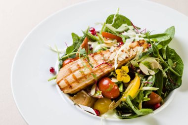 tavuk göğsü salatası