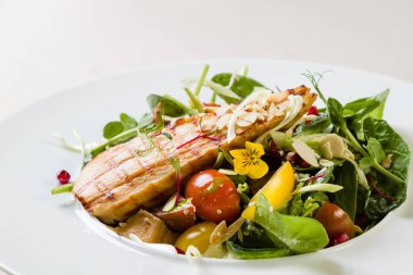 tavuk göğsü salatası