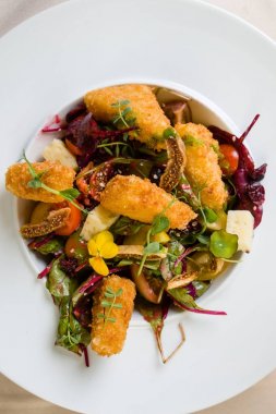 Kızarmış peynir salatası ile