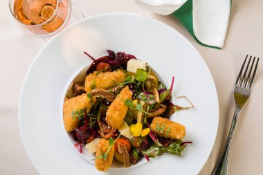 Kızarmış peynir salatası ile