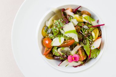 Taze sebze salatası.