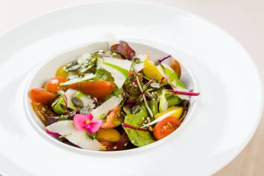 Taze sebze salatası.