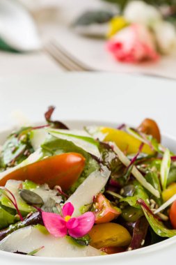 Taze sebze salatası.