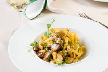 Tagliatelle mantarlı