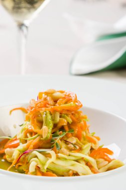 Spagetti havuç ve pesto ile kabak