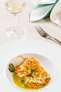 Spagetti havuç ve pesto ile kabak