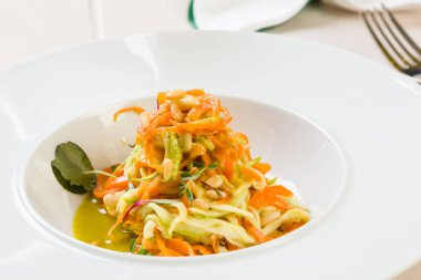 Spagetti havuç ve pesto ile kabak