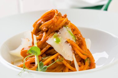 Spagetti bolognese beyaz plaka