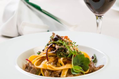 Tagliatelle mantarlı Dana eti