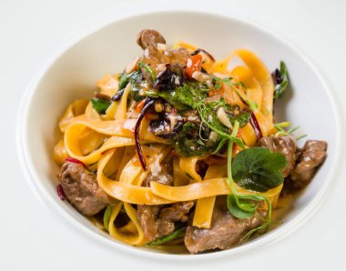 Tagliatelle mantarlı Dana eti