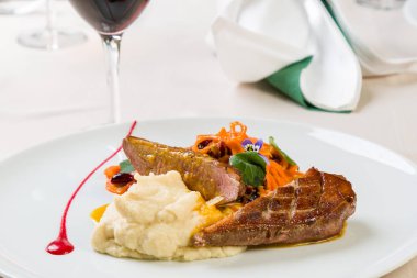 patates püresi ile ızgara sığır eti