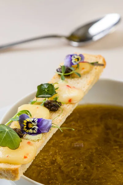 Sopa de cebola com torrada — Fotografia de Stock