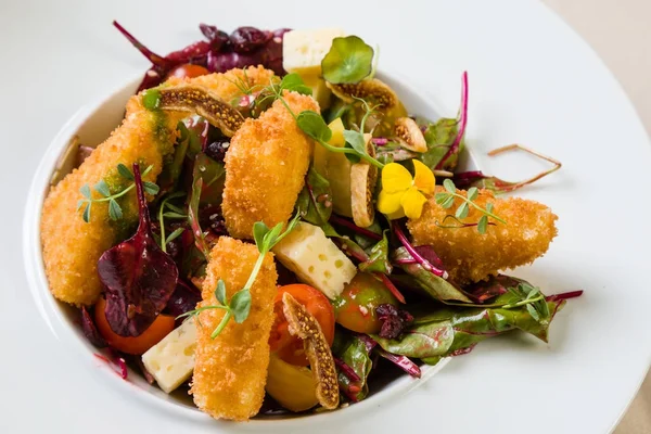 Queijo frito com salada — Fotografia de Stock