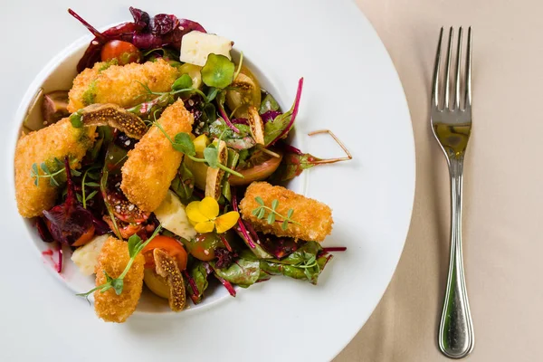 Kızarmış peynir salatası ile