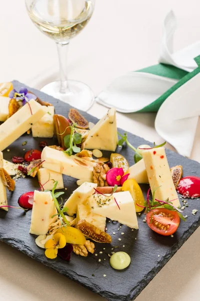 Platter with different types of cheese — Stock Photo, Image