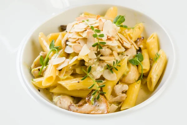 Penne con gorgonzola e funghi — Foto Stock