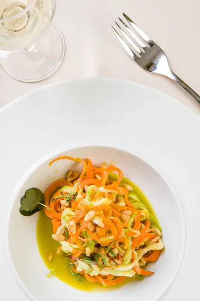 Espaguetis de zanahorias y calabacín con pesto —  Fotos de Stock