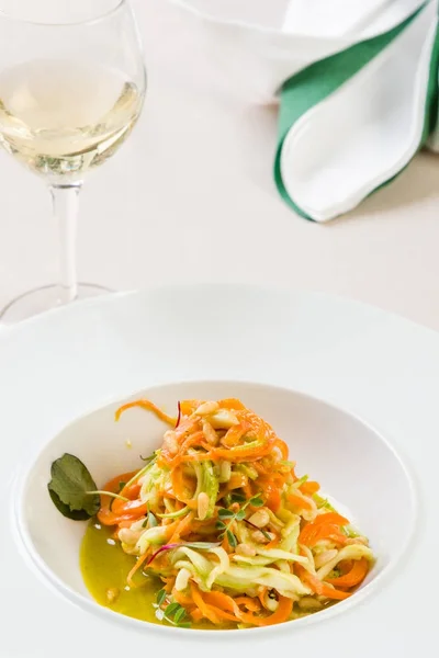 Espaguetis de zanahorias y calabacín con pesto — Foto de Stock