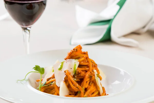 Espaguetis boloñesa en plato blanco — Foto de Stock