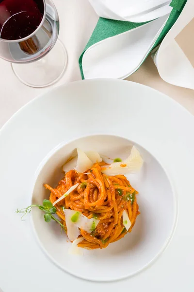 Espaguetis boloñesa en plato blanco — Foto de Stock