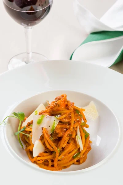 Espaguetis boloñesa en plato blanco — Foto de Stock