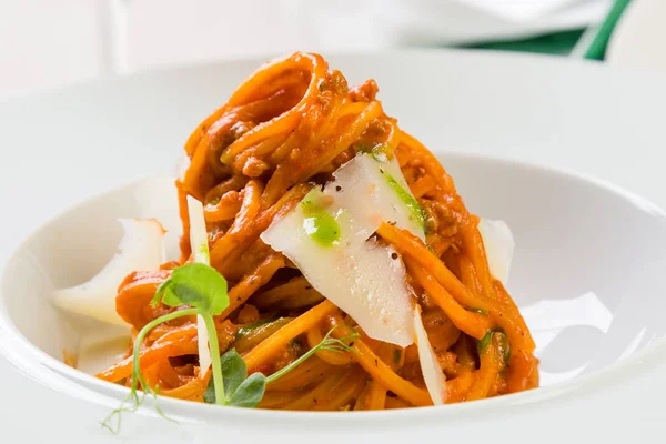 Espaguetis boloñesa en plato blanco —  Fotos de Stock