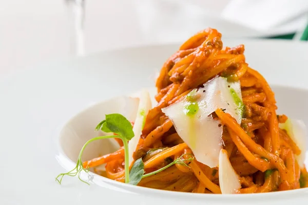 Espaguetis boloñesa en plato blanco — Foto de Stock