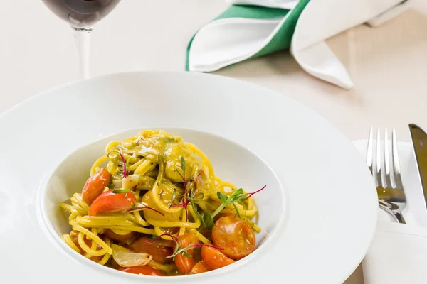 Espaguetis con tomates cherry —  Fotos de Stock