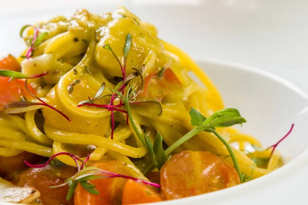 Espaguetis con tomates cherry —  Fotos de Stock