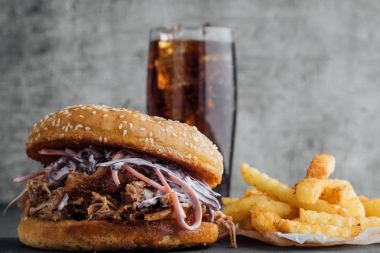 Çekilmiş domuz burger.
