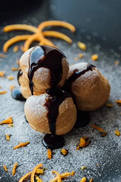 Çikolata kaplı profiteroller.