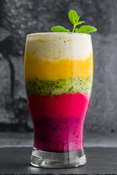 Kolorowe owoce smoothie — Zdjęcie stockowe