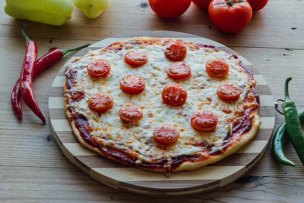 Rustieke Pizza Margherita — Stockfoto