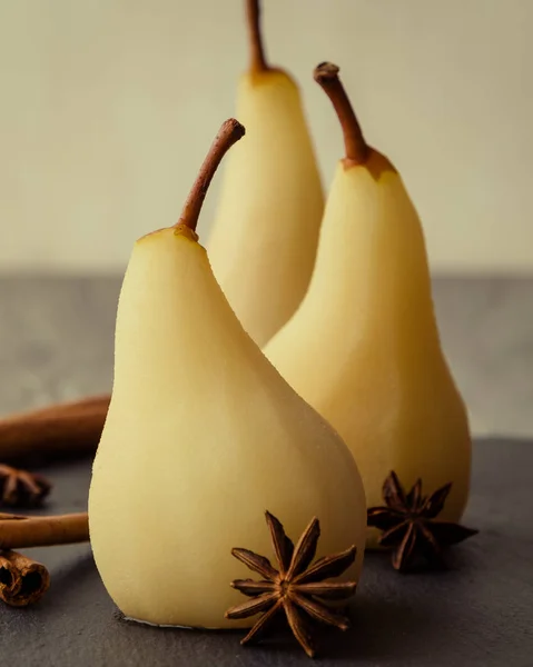 Pêras escalfadas deliciosas — Fotografia de Stock